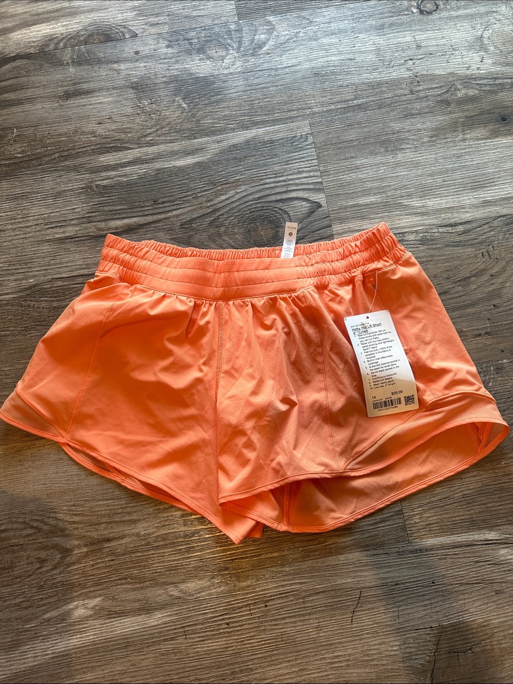 NEW with tags! Lululemon Hotty Hot Low Rise Short 4" Golden Apricot sz 14